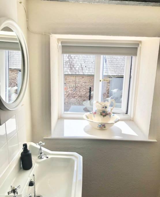 Cosy Farmhouse Escape In Monmouthshire Villa Wolves Newton Eksteriør billede